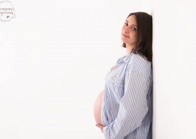 Femme enceinte en chemise